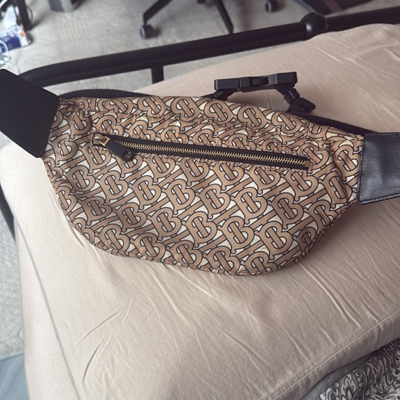 Authentic Burberry belt bag - Picture 2 of 4
